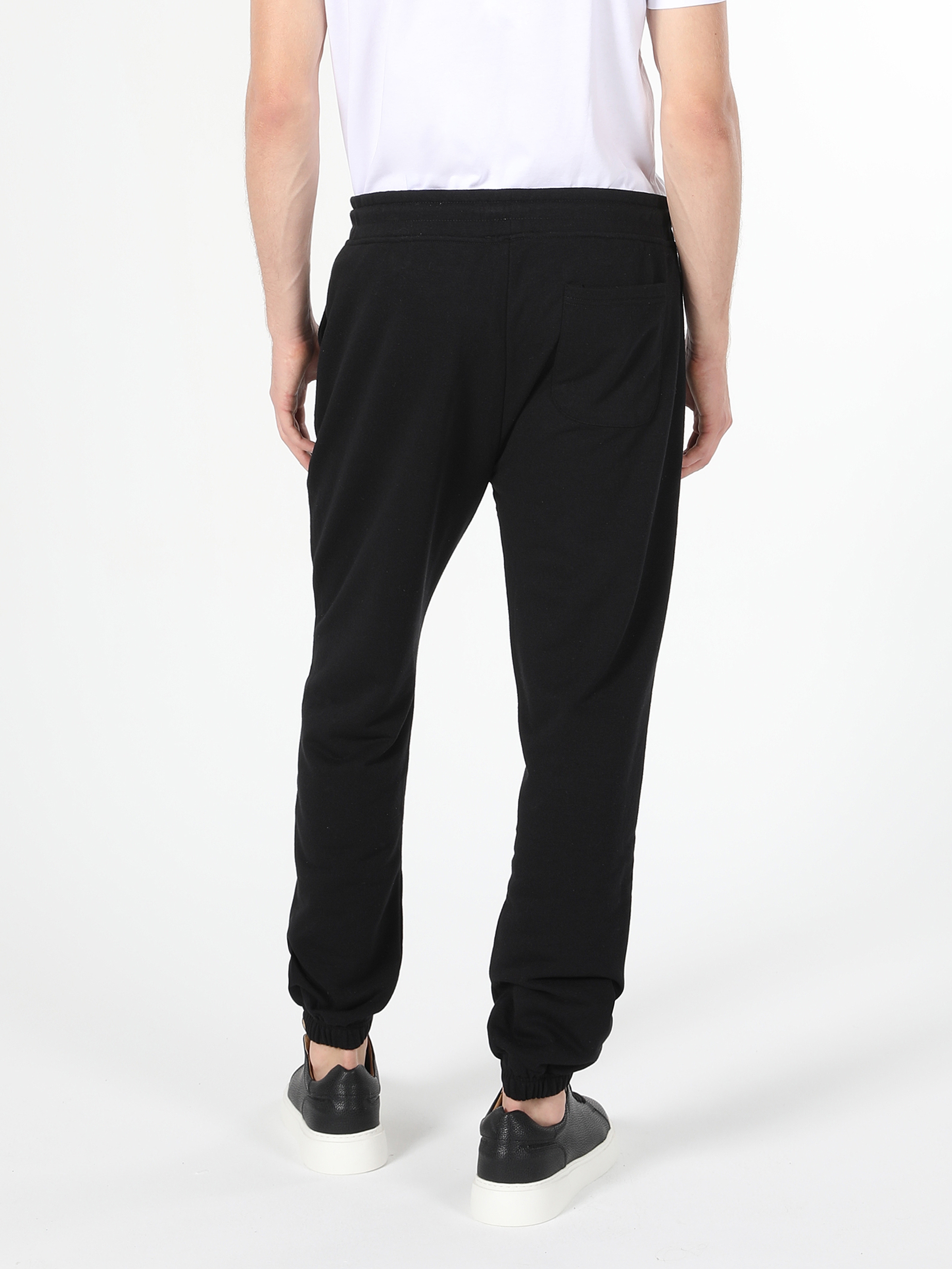 Afficher les détails de Pantalon De Survêtement Noir Multi Poches Coupe Régulière Pour Homme 