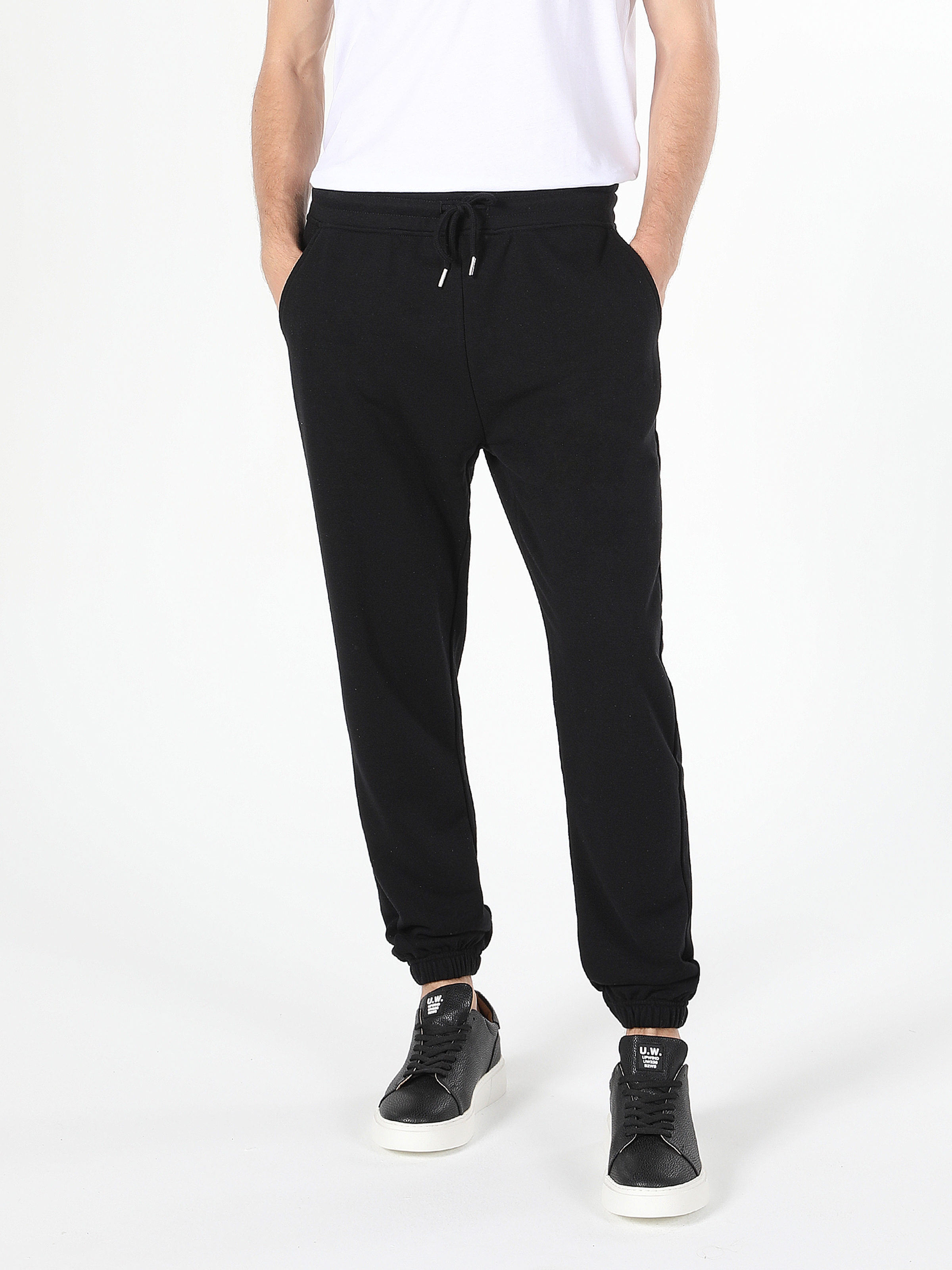 Afficher les détails de Pantalon De Survêtement Noir Multi Poches Coupe Régulière Pour Homme 