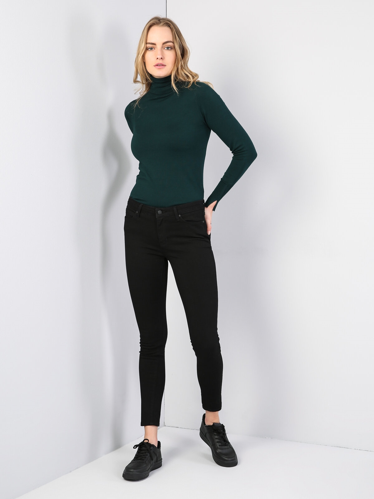 Afficher les détails de 759 Lara Pantalon En Jean Noir Taille Moyenne À Jambe Étroite Et Coupe Super Slim Pour Femme