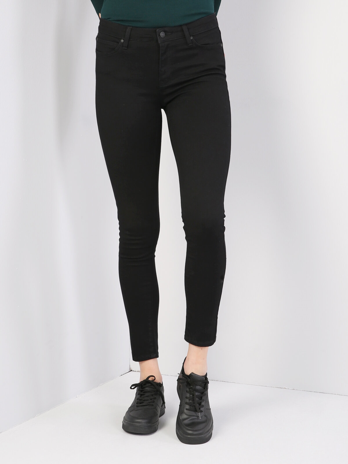 Afficher les détails de 759 Lara Pantalon En Jean Noir Taille Moyenne À Jambe Étroite Et Coupe Super Slim Pour Femme