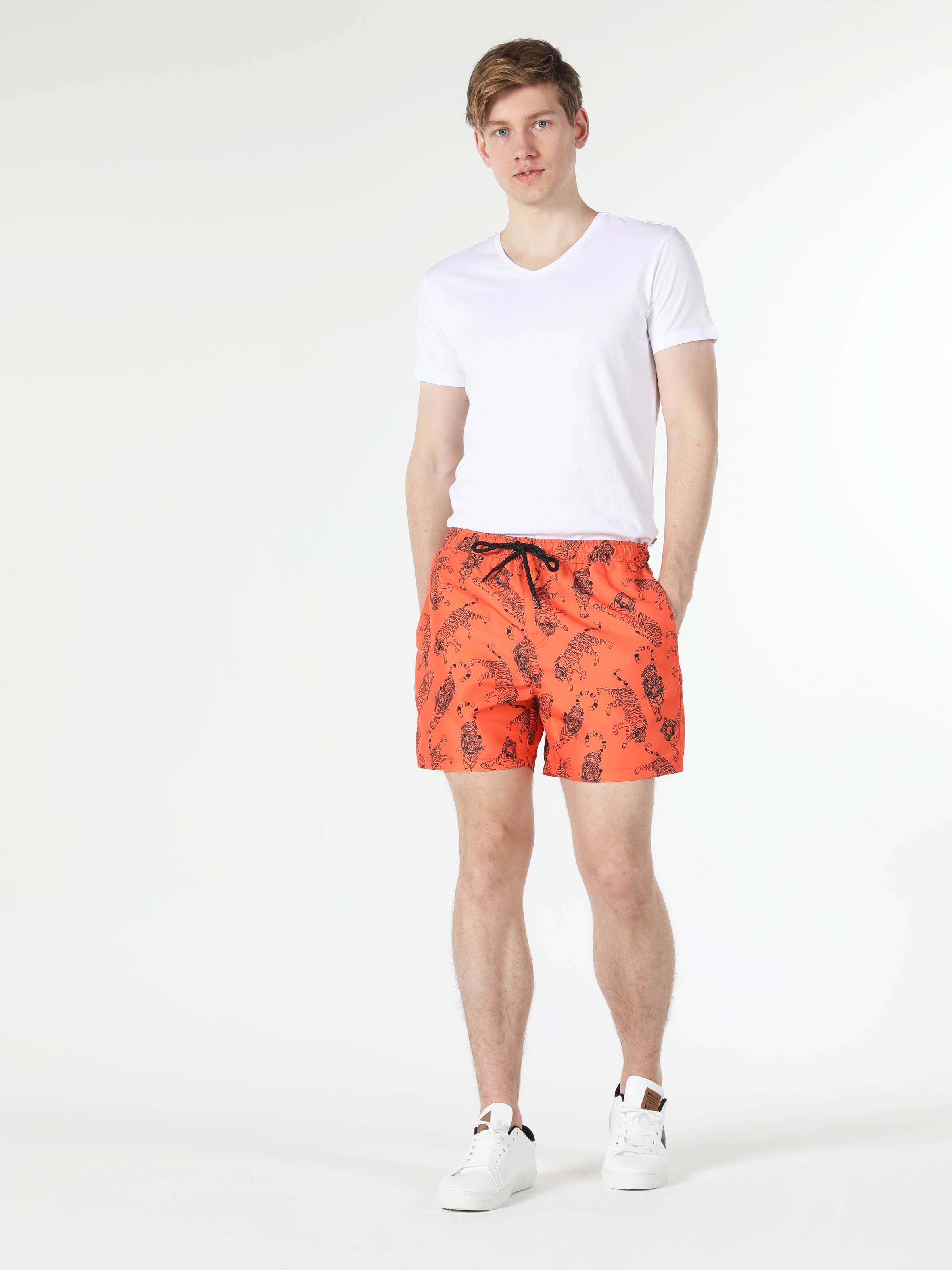 Afficher les détails de Short De Bain Orange Taille Moyenne Pour Homme, Coupe Régulière