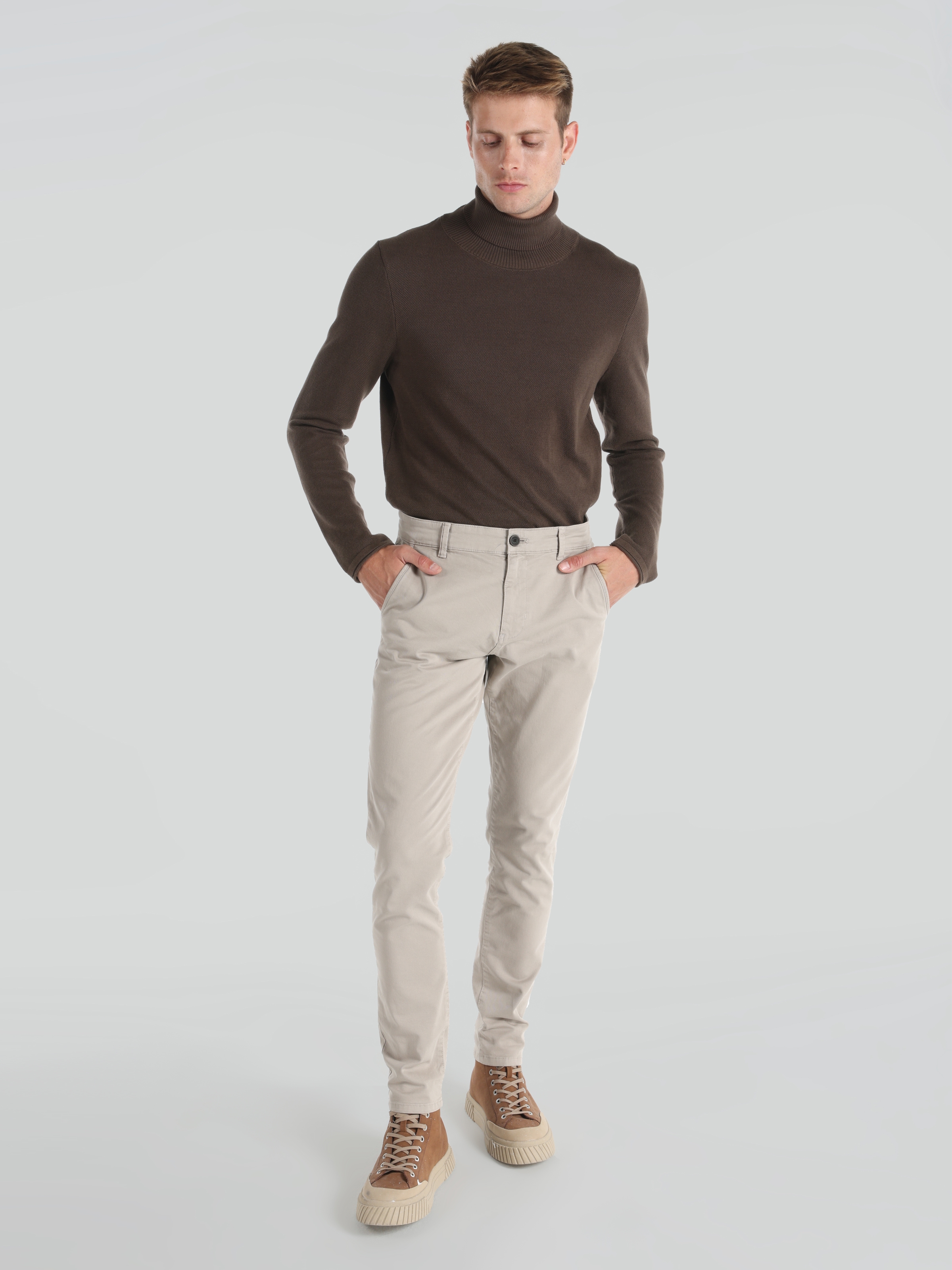 Afficher les détails de Pantalon Beige Pour Homme, Coupe Slim, Taille Moyenne, Jambe Droite