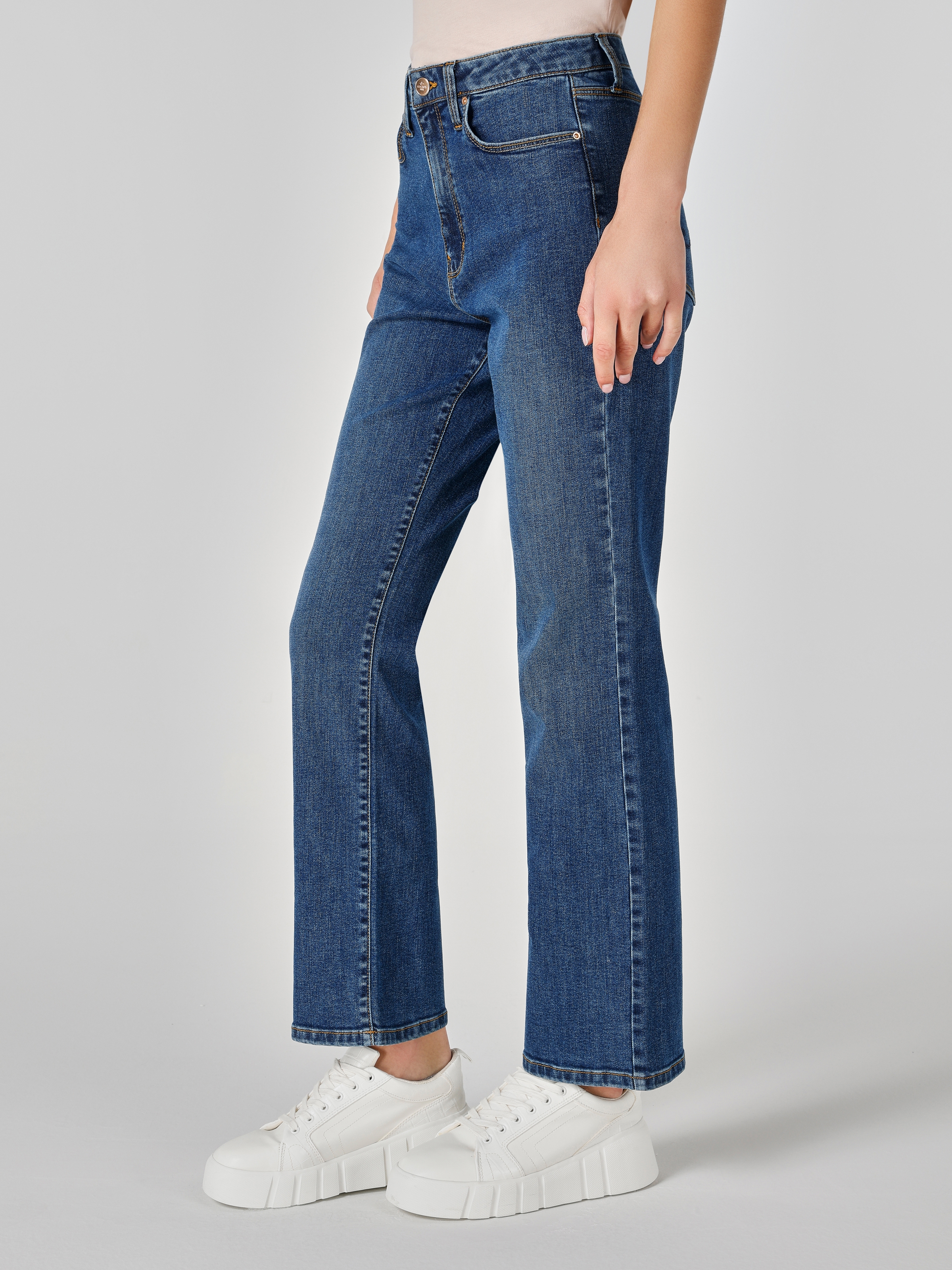 Afficher les détails de 792 Mıla Taille Moyenne Jambe Droite Coupe Régulière Bleu Pantalon En Jean Femme