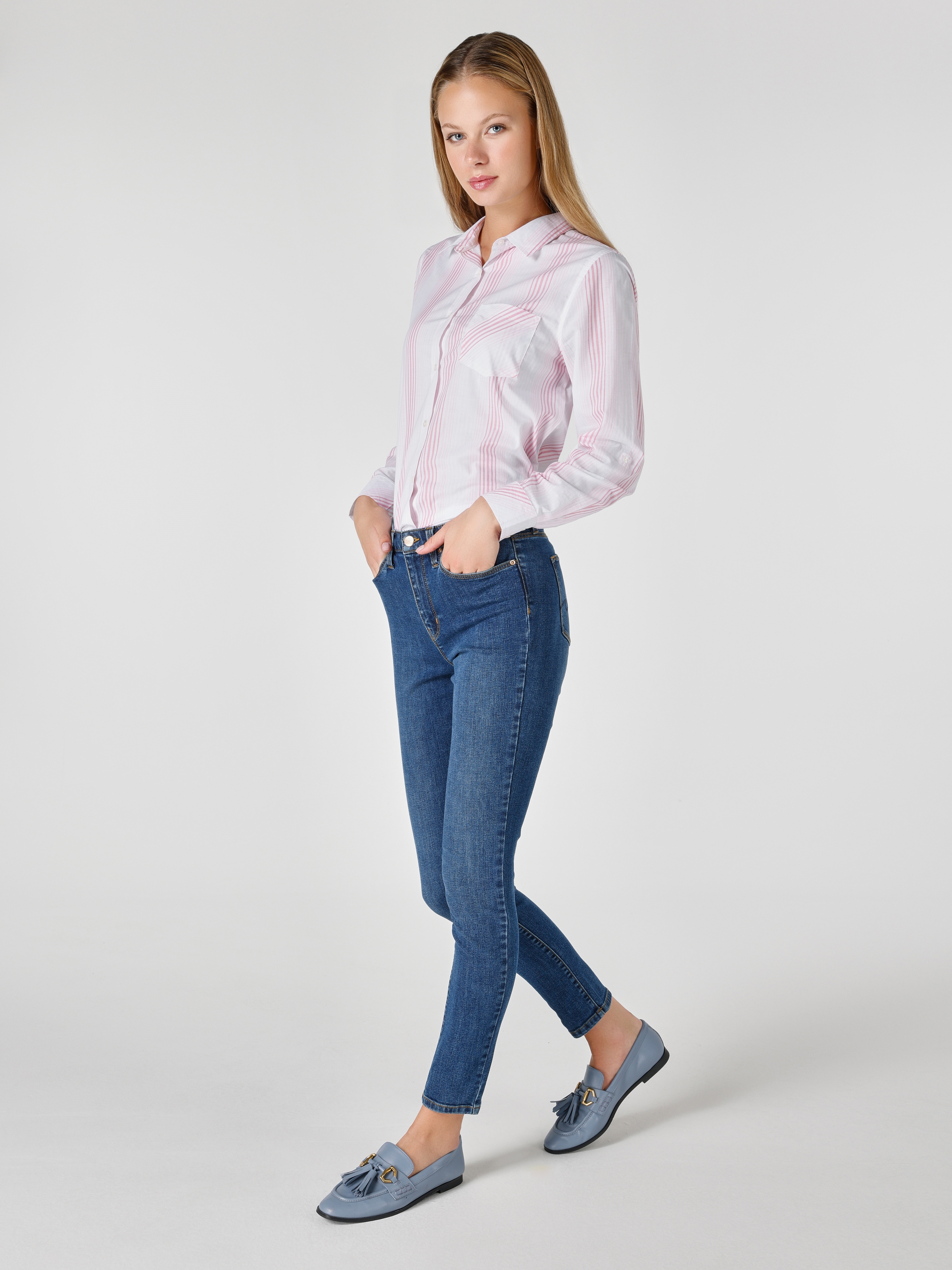 Afficher les détails de 759 Lara Pantalon En Jean Bleu Taille Moyenne À Jambe Étroite Et Coupe Super Slim Pour Femme