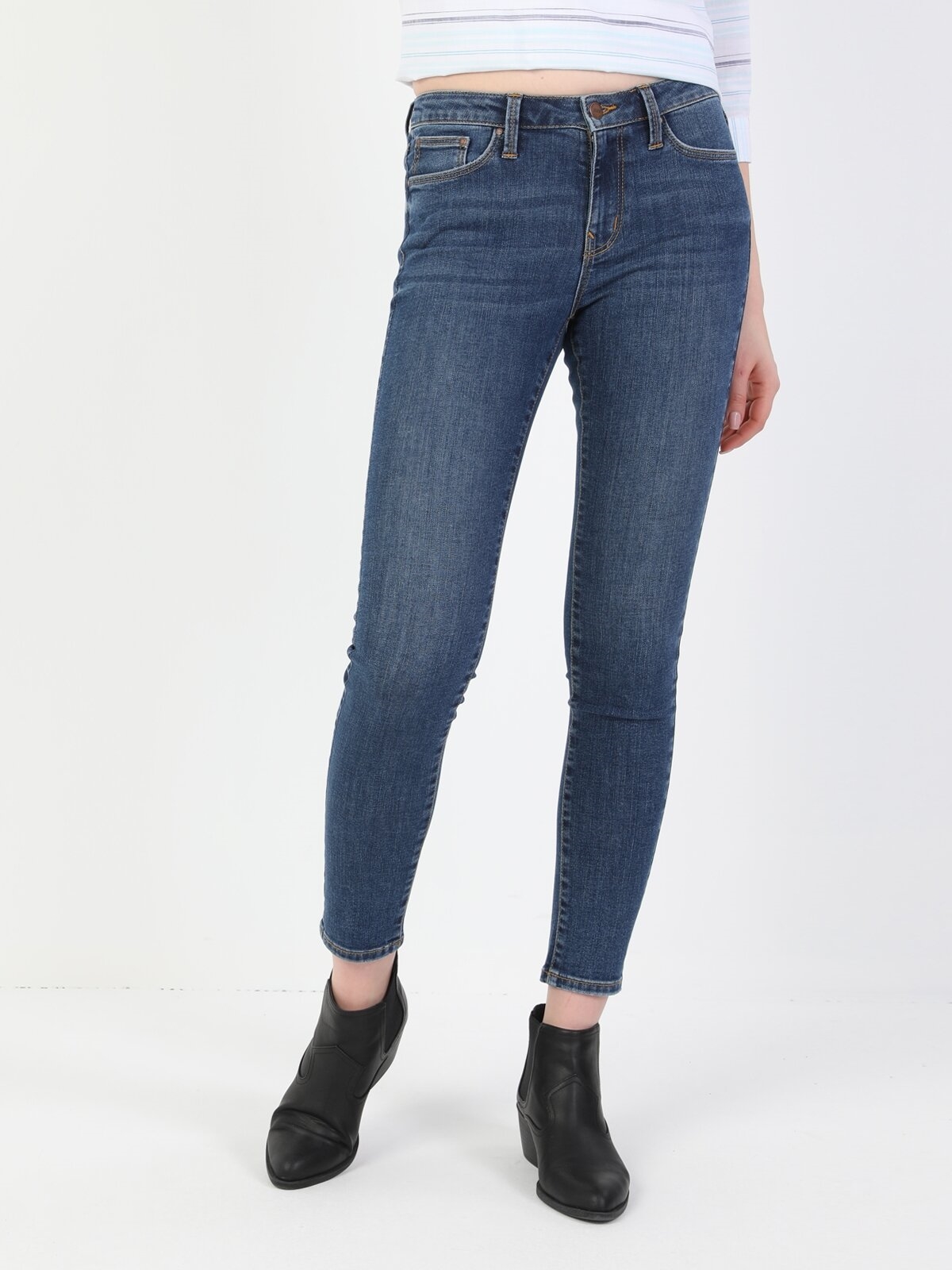 Afficher les détails de 759 Lara Pantalon En Jean Bleu Taille Moyenne À Jambe Étroite Et Coupe Super Slim Pour Femme