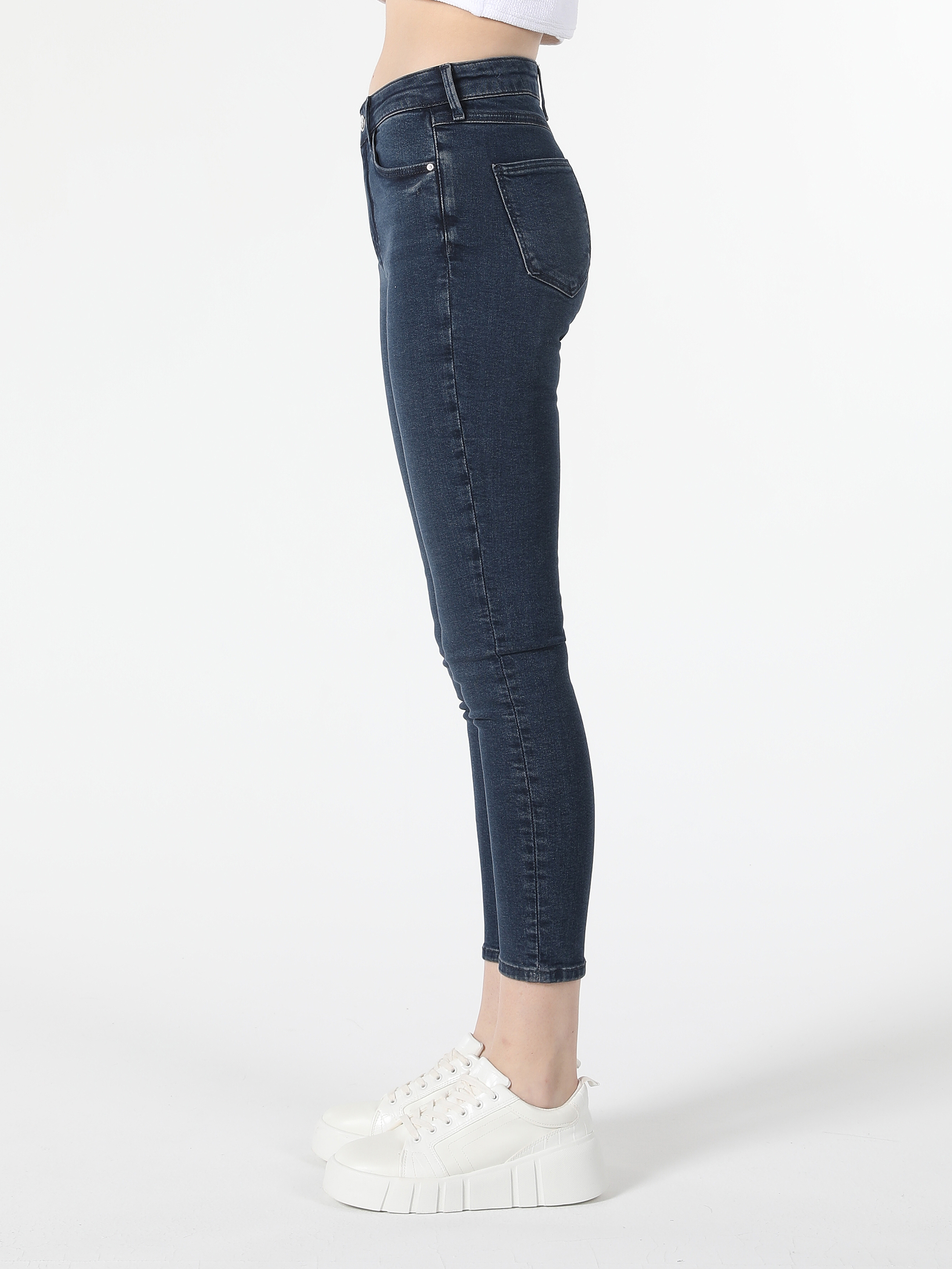 Afficher les détails de 759 Lara Super Slim Fit Taille Normale Jambe Étroite Pantalon Jean Bleu Femme