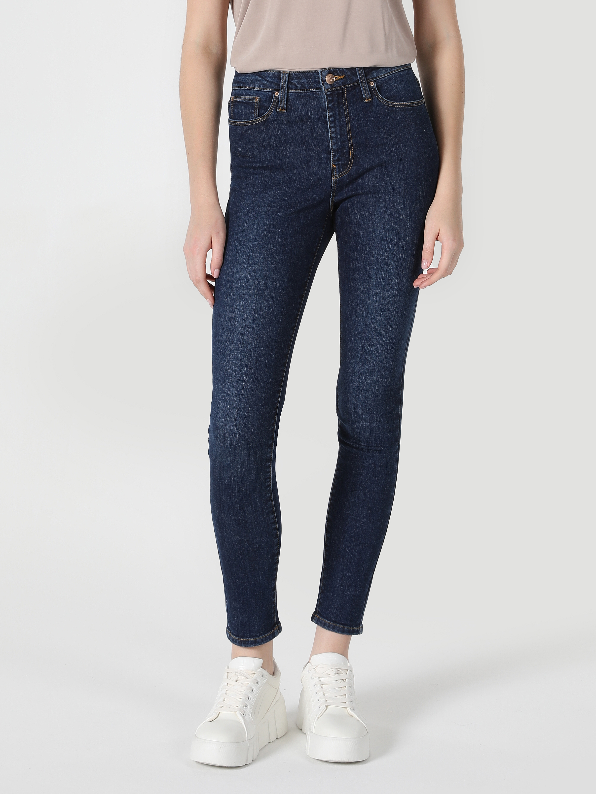 Afficher les détails de 759 Lara Pantalon En Jean Taille Moyenne À Jambe Étroite Coupe Super Slim Bleu Foncé Pour Femme