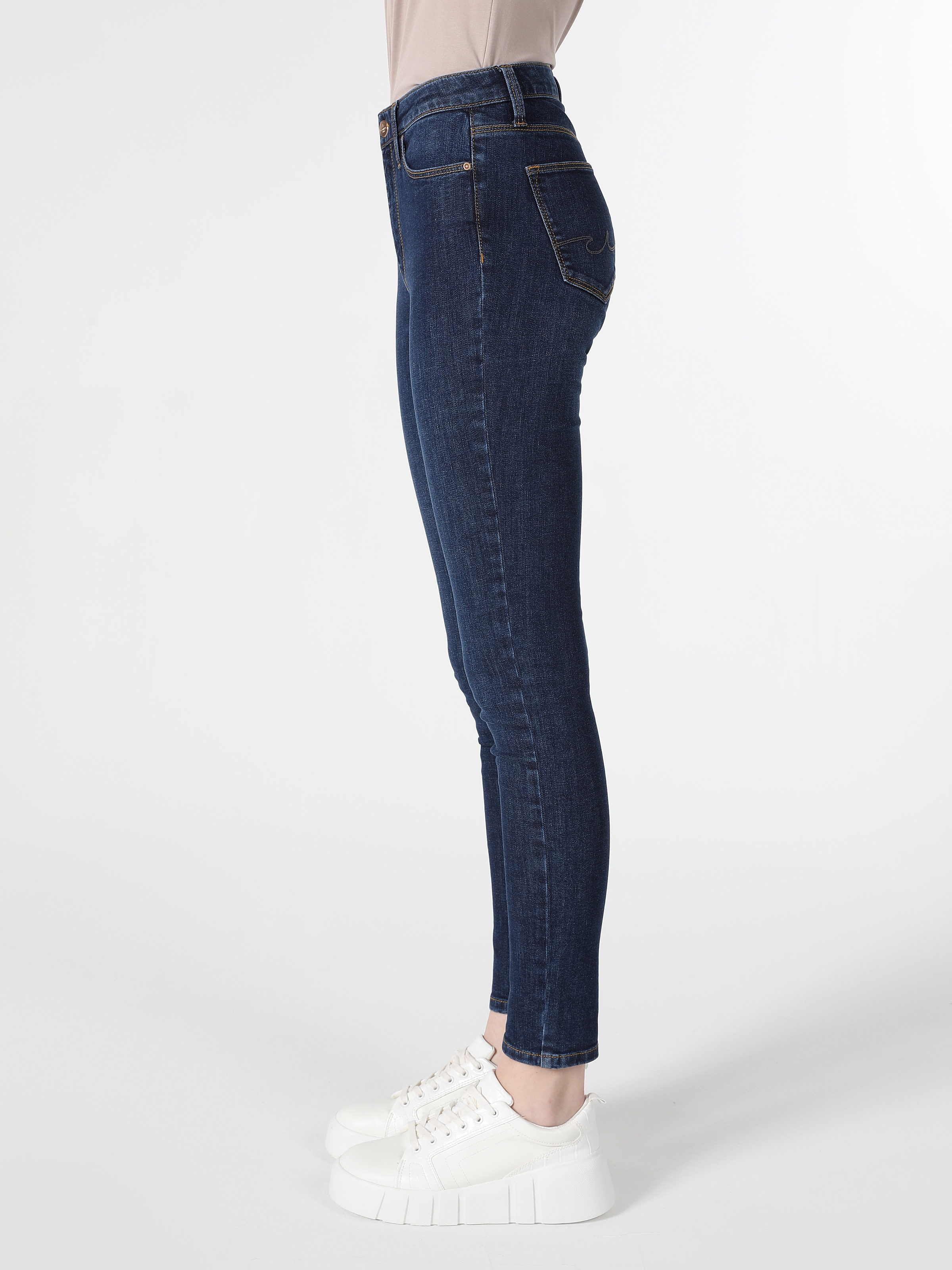 Afficher les détails de 759 Lara Pantalon En Jean Taille Moyenne À Jambe Étroite Coupe Super Slim Bleu Foncé Pour Femme