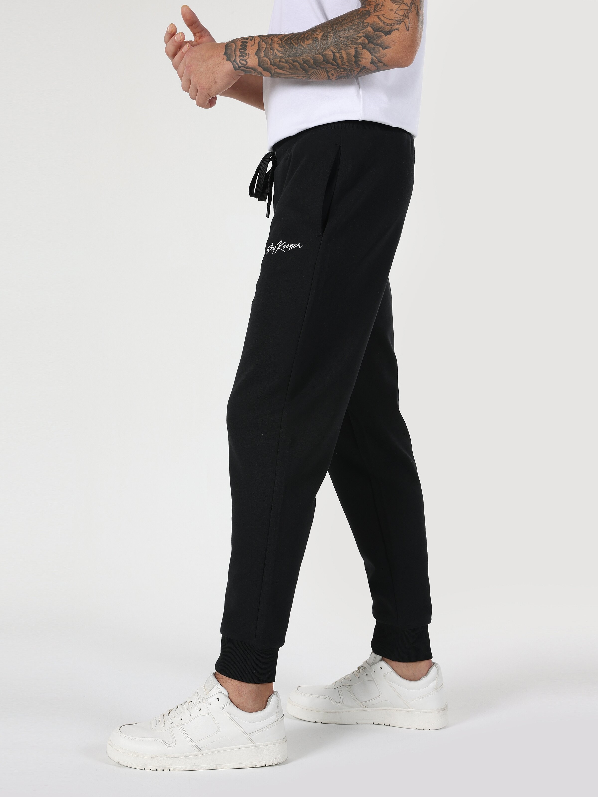 Afficher les détails de Pantalon De Survêtement Noir Jogger Taille Moyenne Coupe Slim Pour Homme