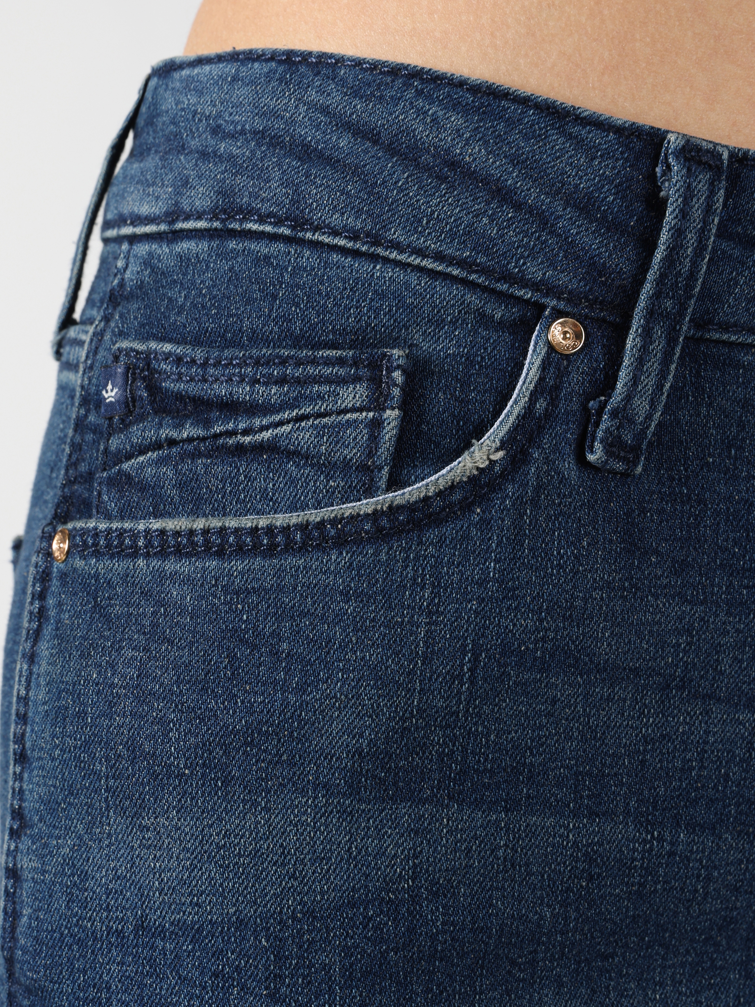 Afficher les détails de Pantalon Jean Femmes 