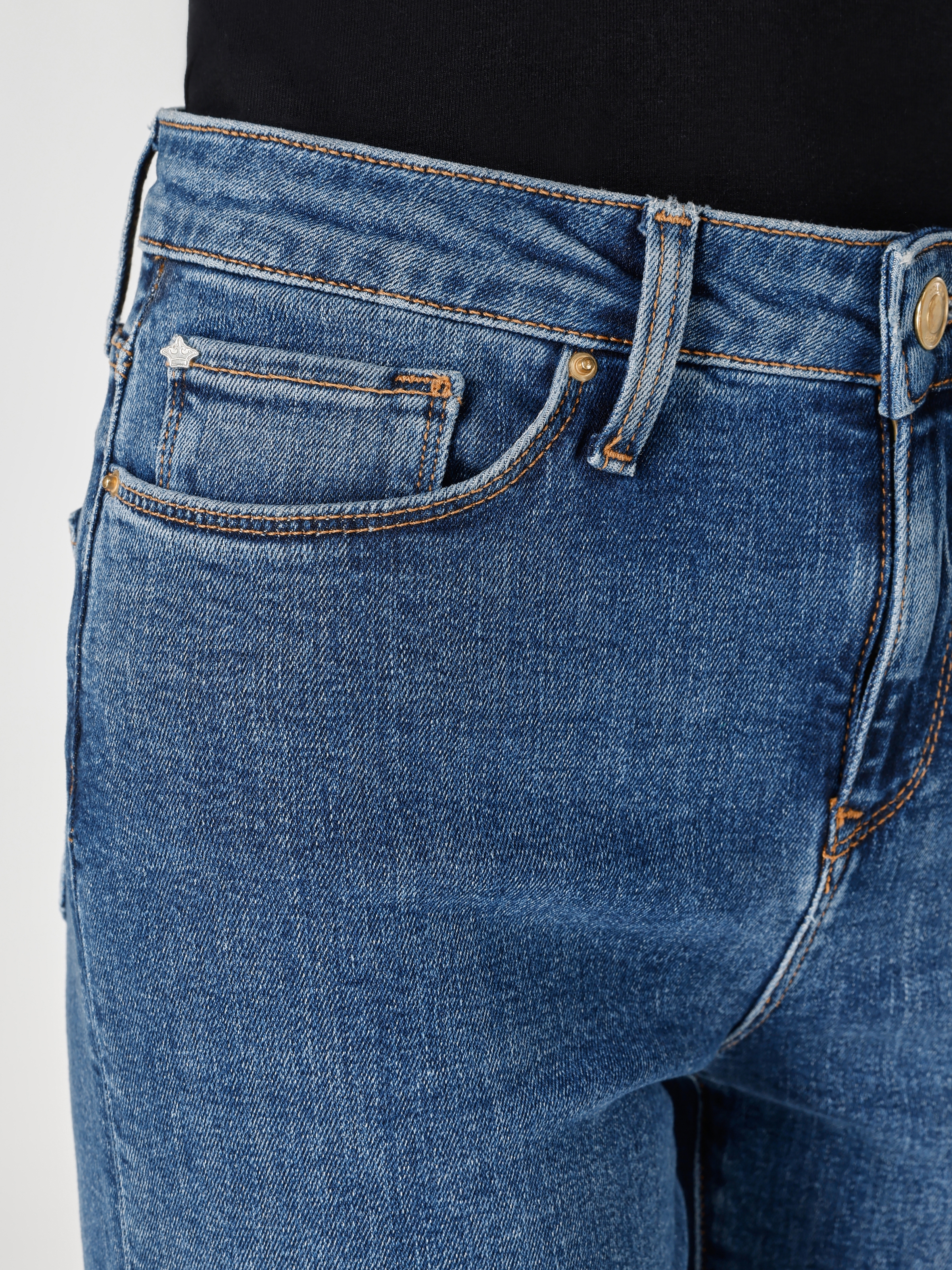Afficher les détails de 703 Carla Pantalon En Jean Bleu Taille Moyenne Coupe Slim Jambe Droite Pour Femme