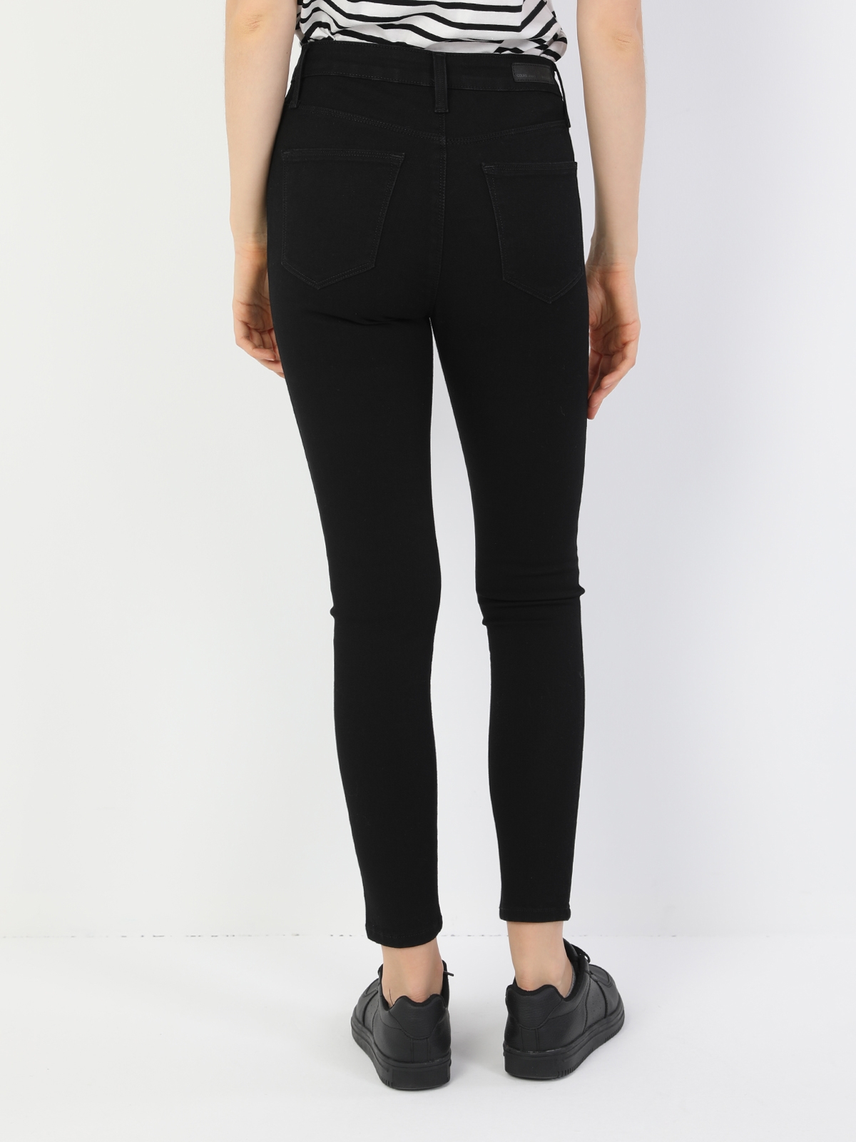 Afficher les détails de Pantalon En Jean Noir Taille Haute À Jambe Étroite 760 Diana Pour Femme