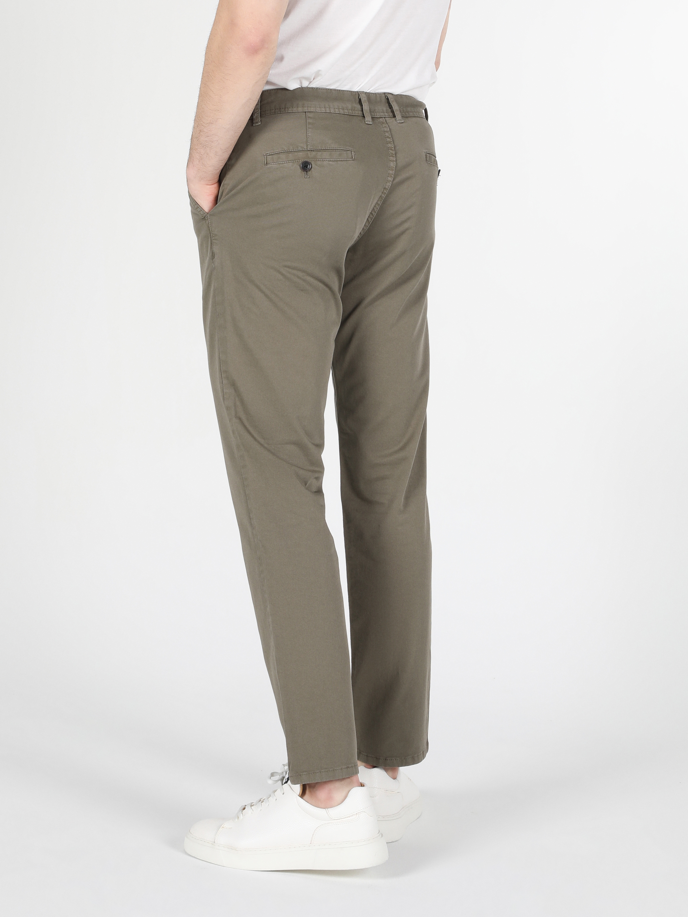 Afficher les détails de Pantalon Vert Essence Pour Homme, Coupe Régulière, Taille Moyenne, Jambe Droite