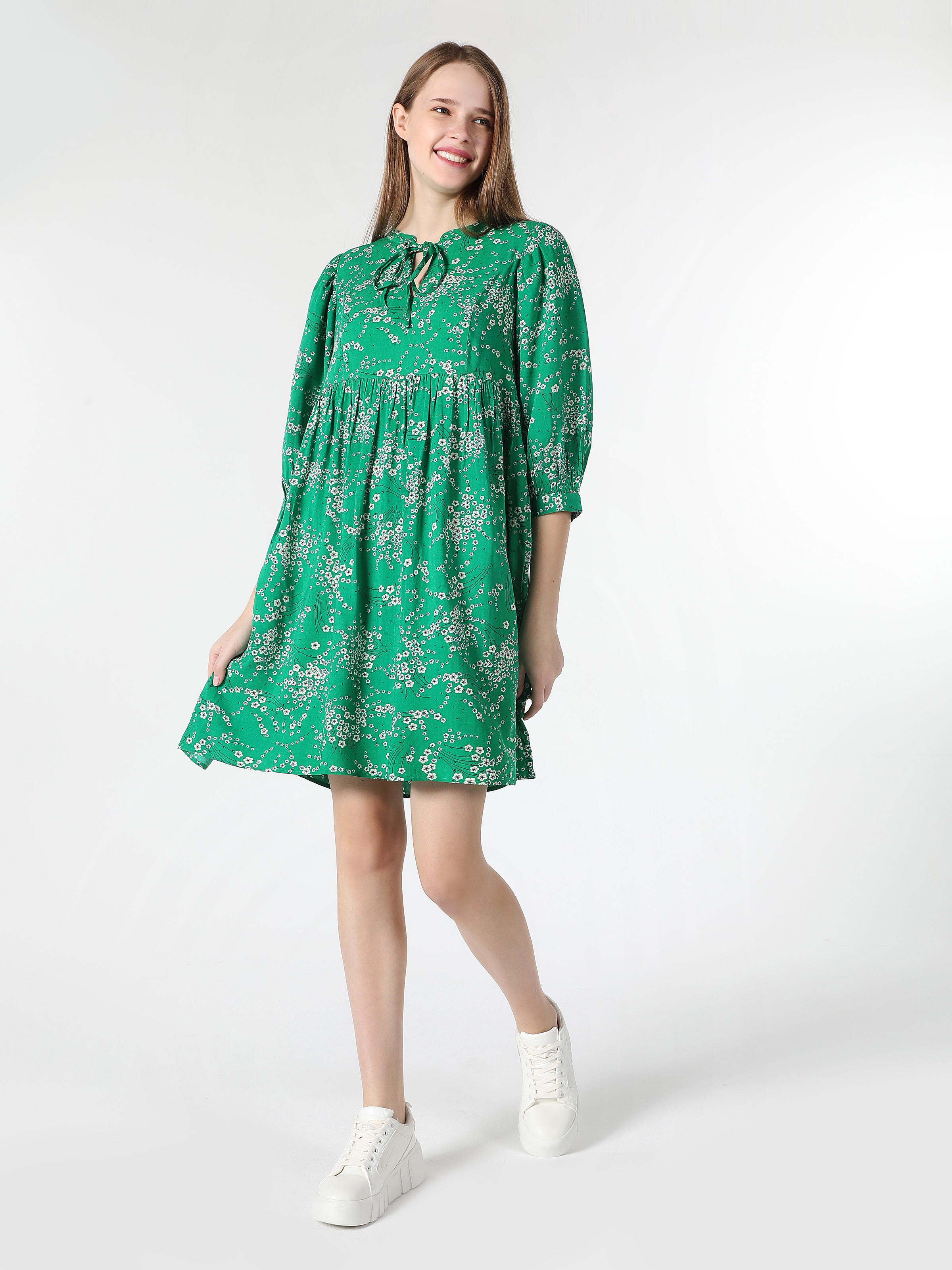 Afficher les détails de Robe Femme Verte À İmprimé Floral Coupe Régulière