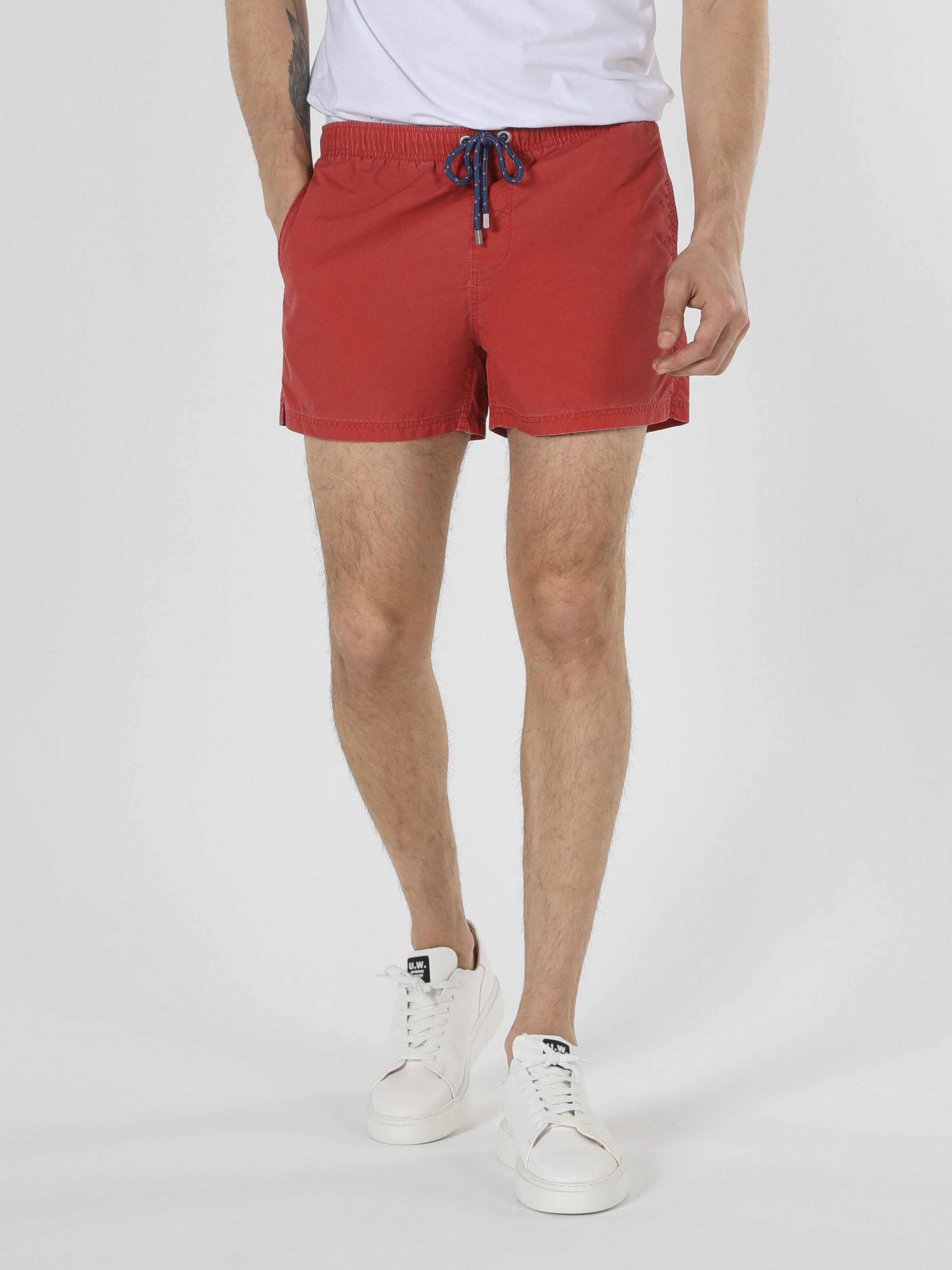 Afficher les détails de Short De Bain Homme Rouge Taille Moyenne Coupe Slim