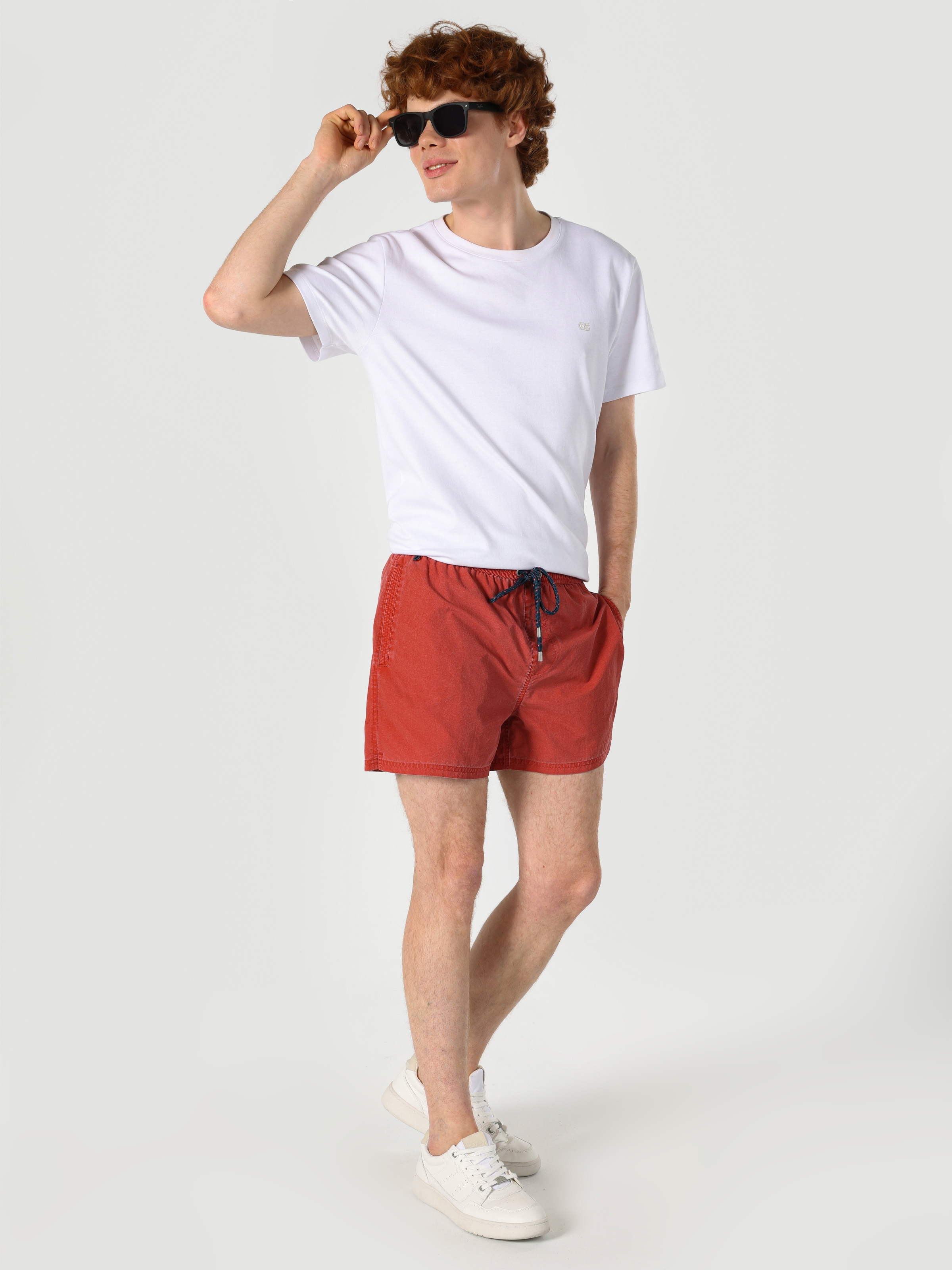 Afficher les détails de Short De Bain Homme Rouge Taille Moyenne Coupe Slim