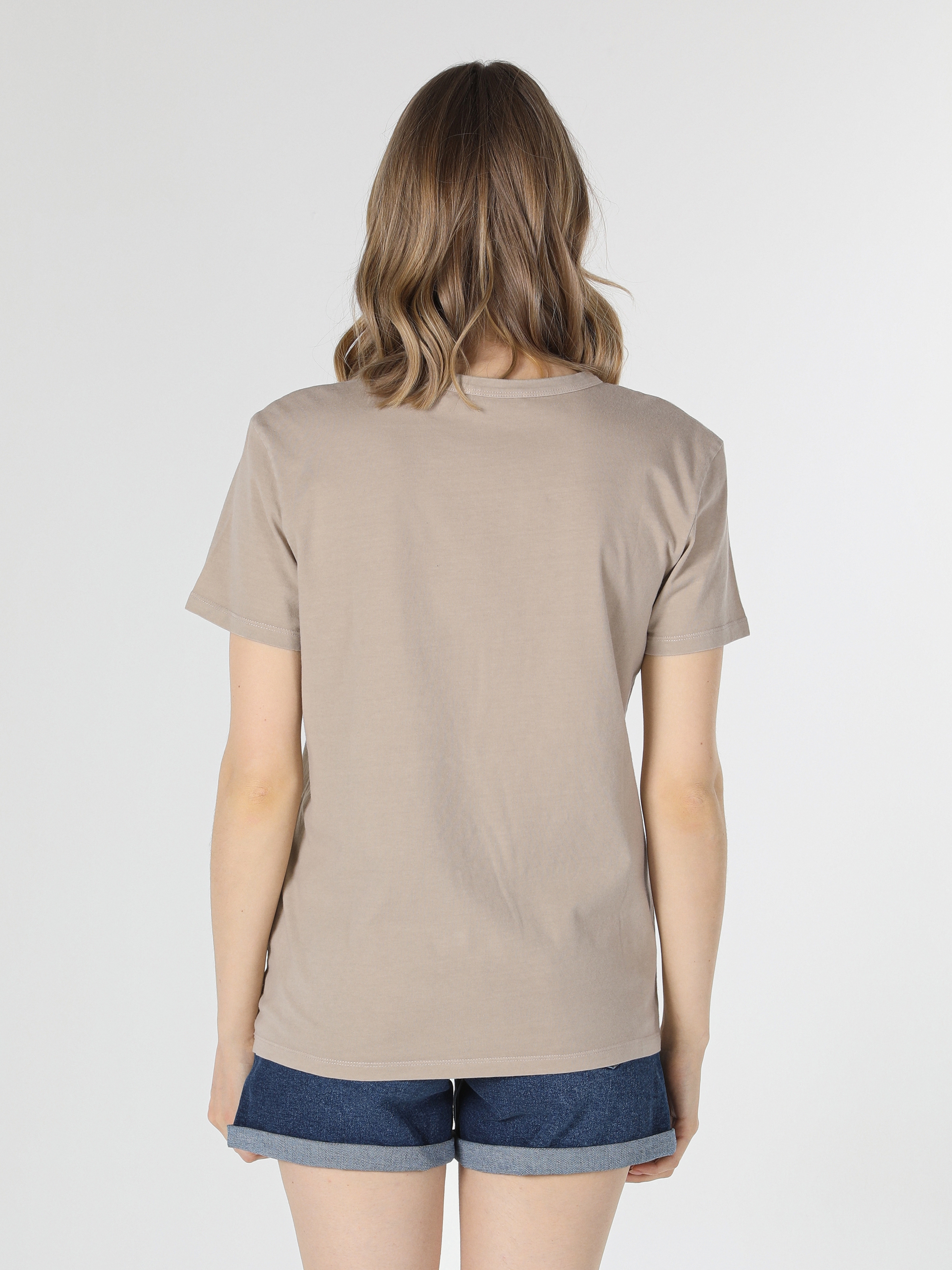 Afficher les détails de T-Shirt À Manches Courtes Pour Femmes Beige À Col Rond Et Coupe Confortable