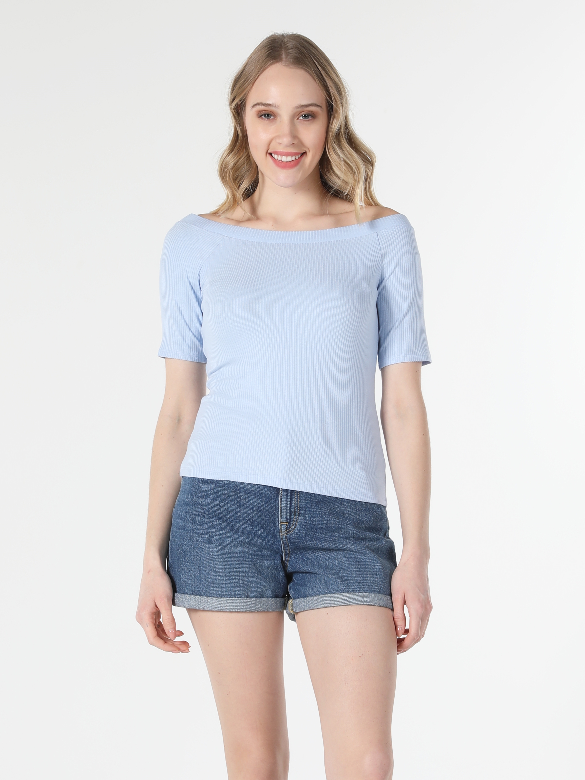 Afficher les détails de T-Shirt Bleu À Manches Courtes  Femmes