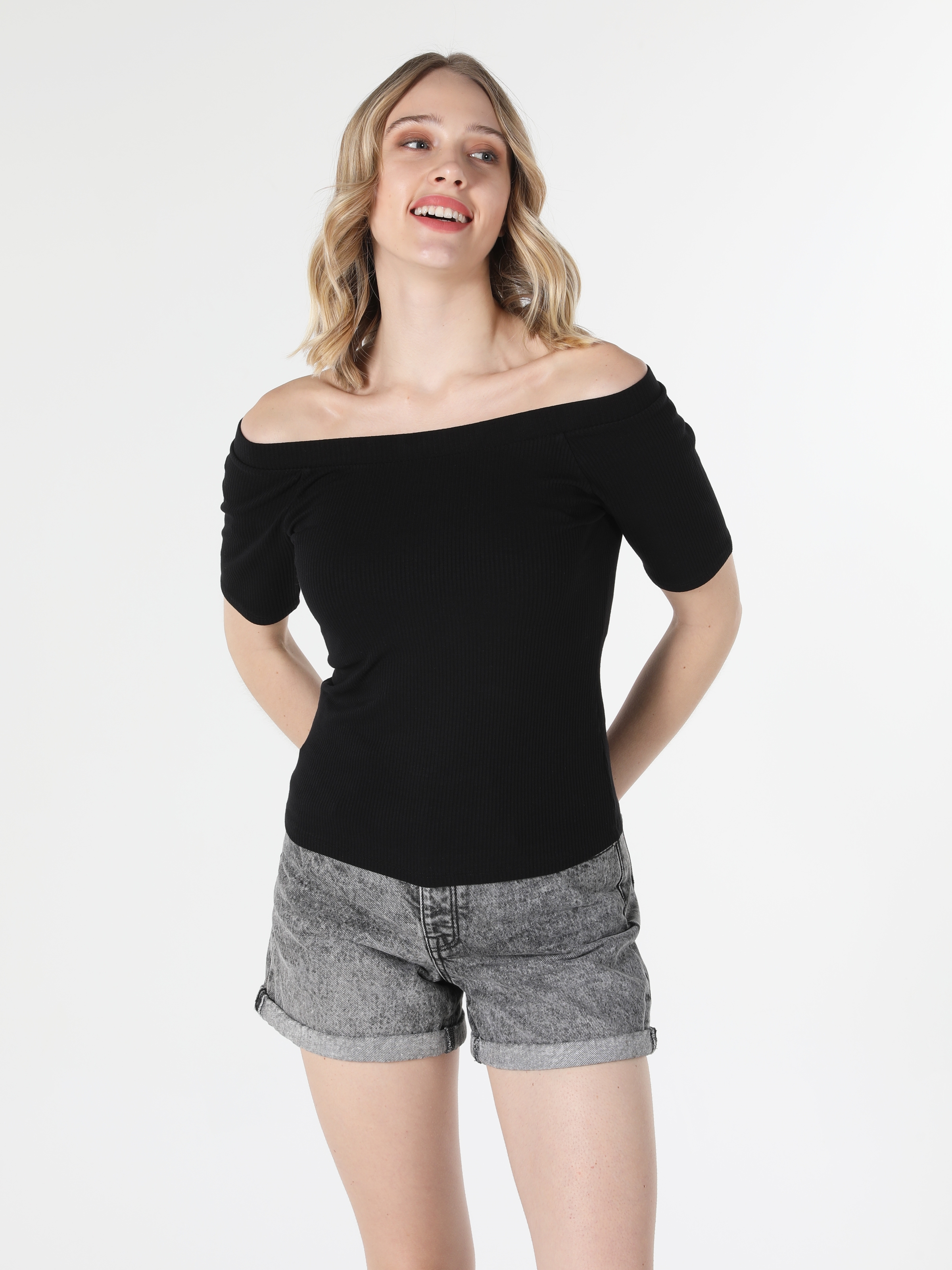 Afficher les détails de T-Shirt Noir À Manches Courtes Pour Femmes, Coupe Slim, Épaules Dénudées