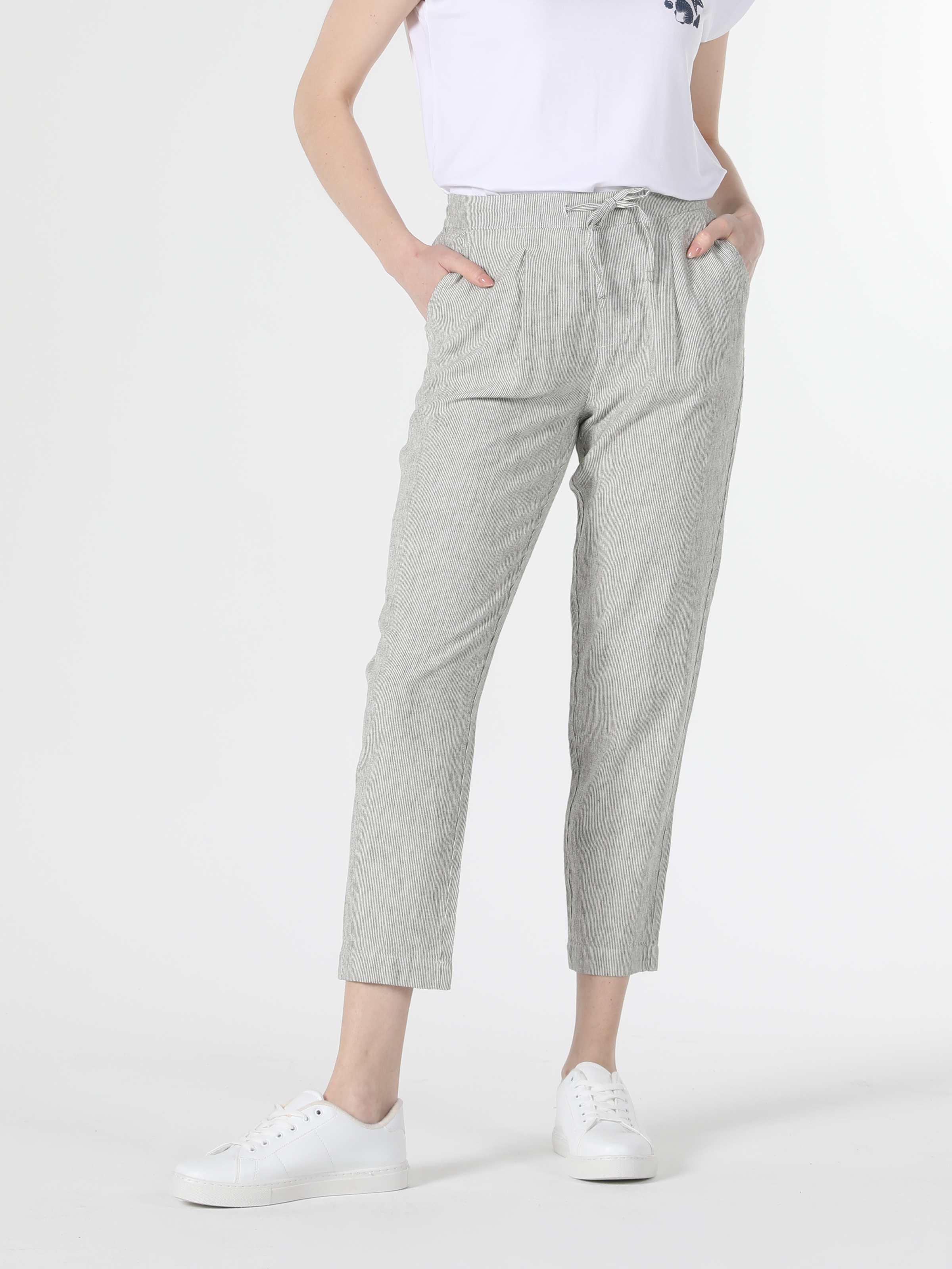 Afficher les détails de Pantalon Femme Kaki Taille Basse Coupe Regular Jambe Droite