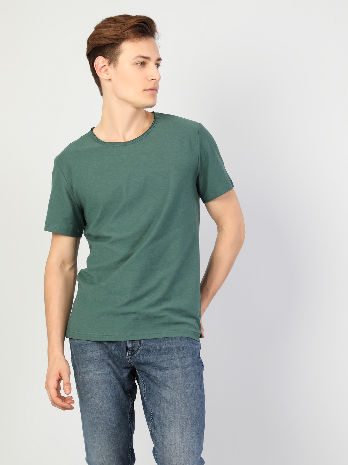 Afficher les détails de T-Shirt À Manches Courtes Vert Foncé Tricoté À Col Rond Pour Hommes