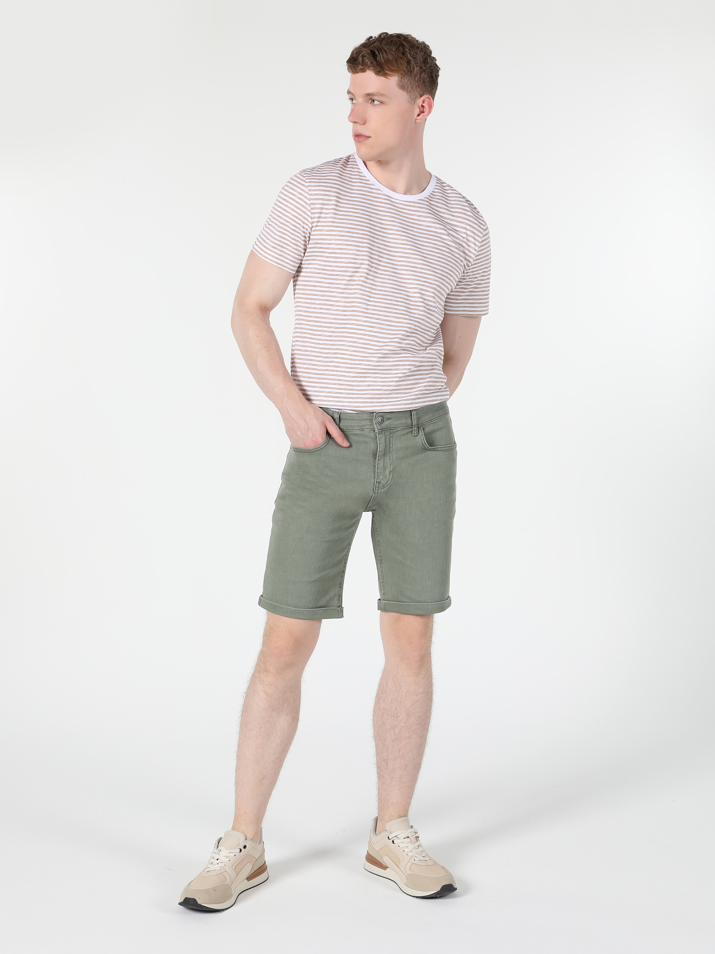 Afficher les détails de Short Homme Vert Coupe Normale Taille Moyenne Coupe Normale