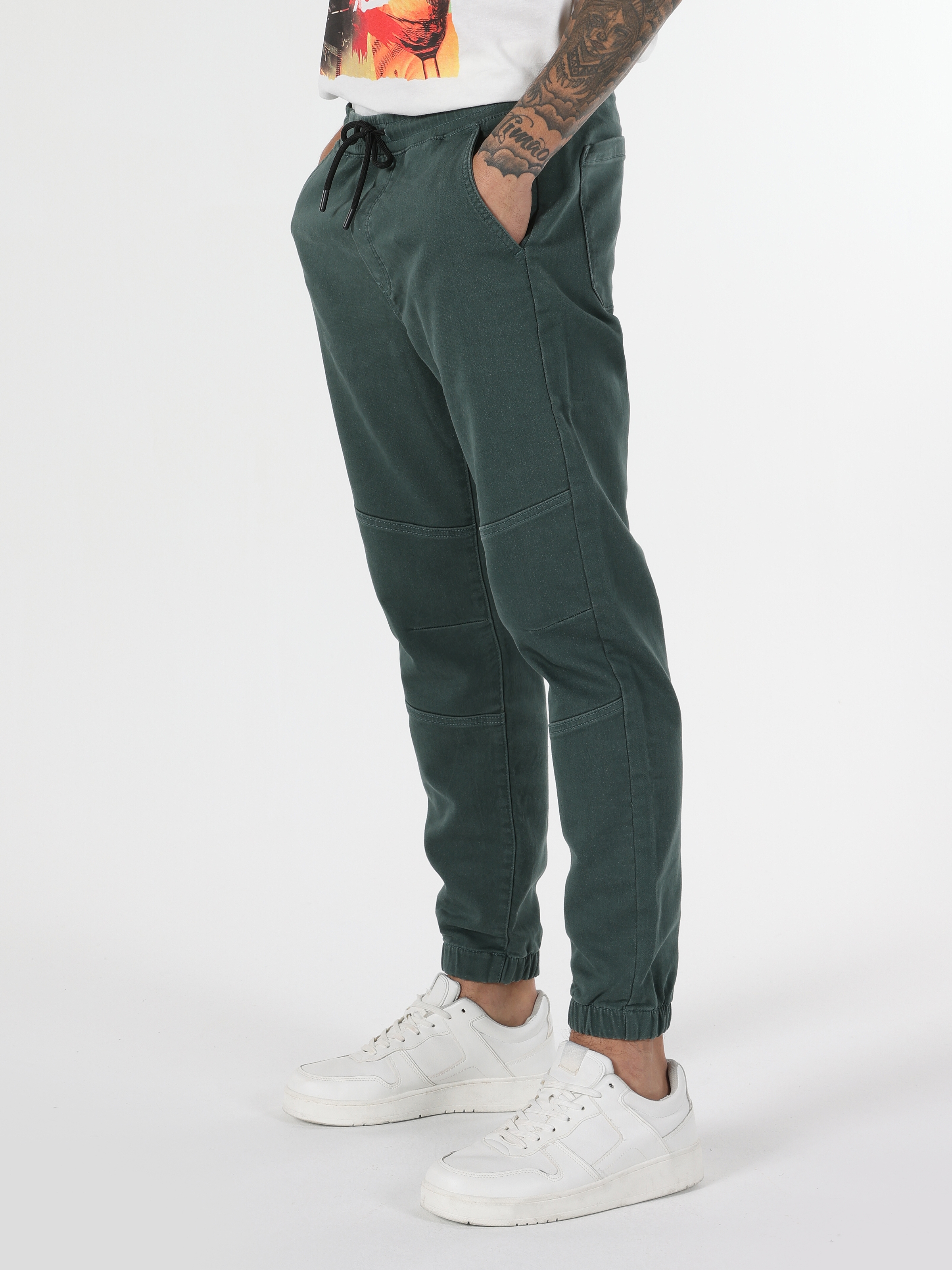 Afficher les détails de Pantalon Homme Vert Taille Moyenne, Coupe Slim, Jambe Droite