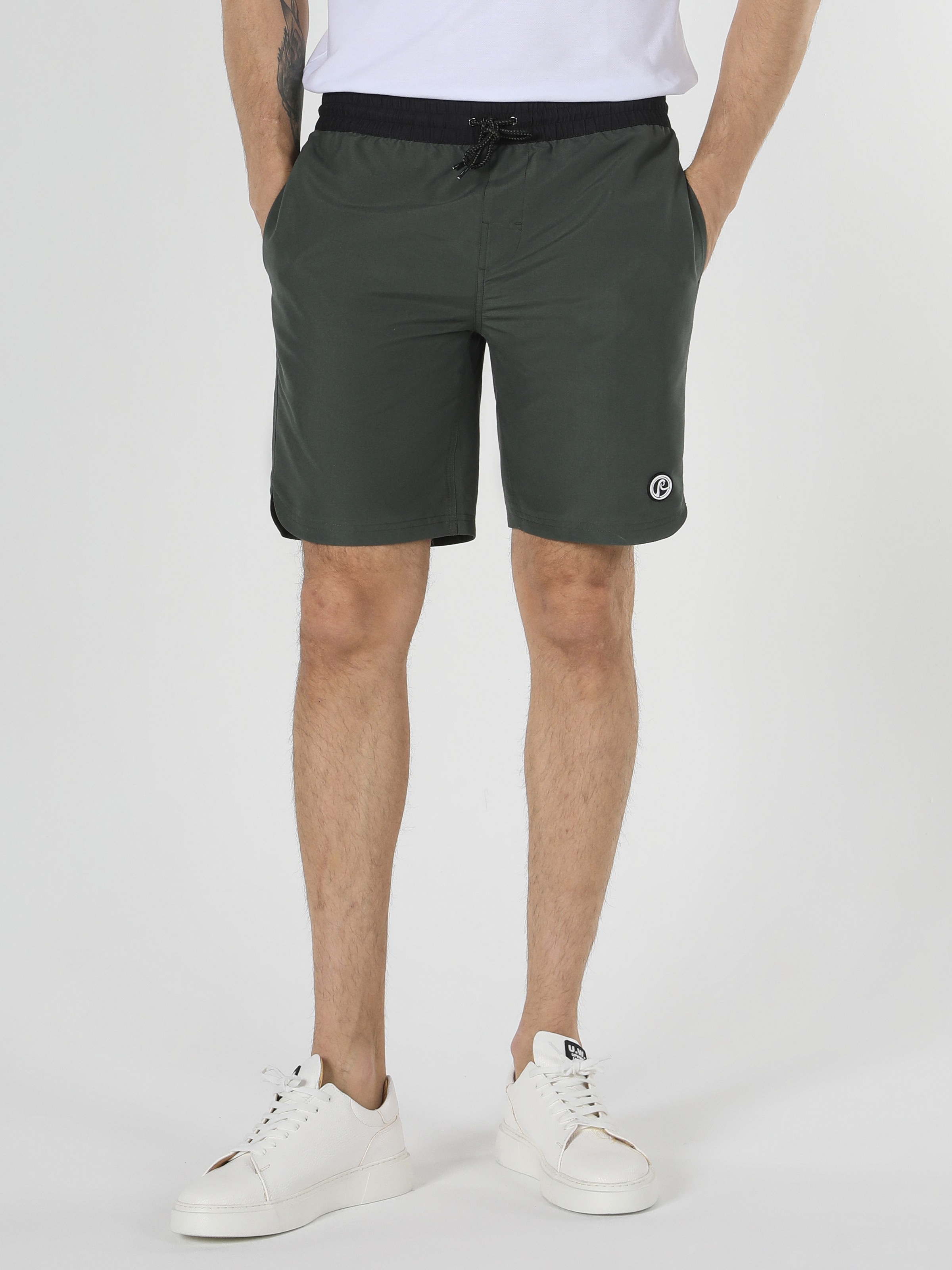 Afficher les détails de Short De Bain Vert Taille Moyenne Pour Homme, Coupe Slim