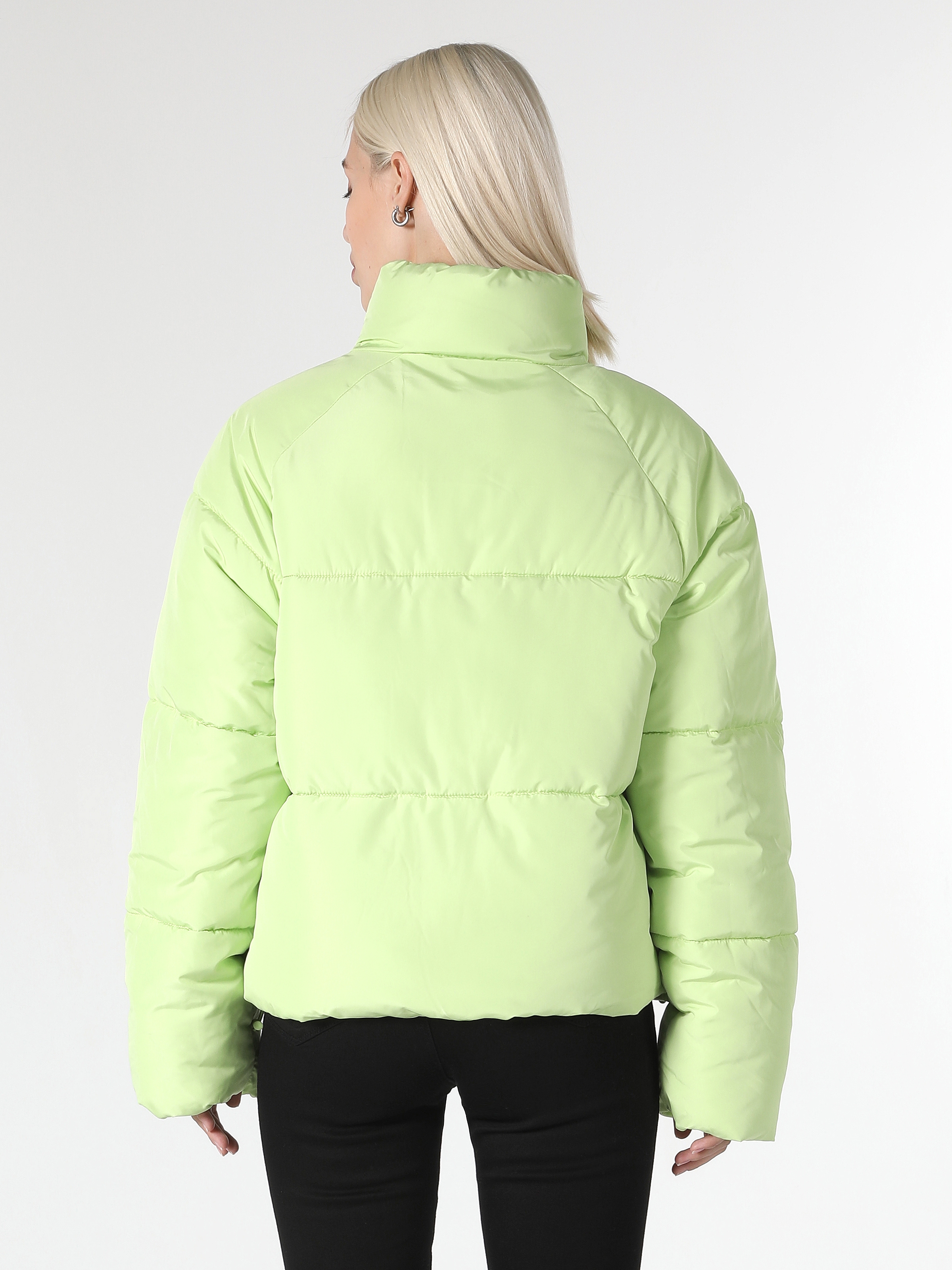 Afficher les détails de Manteau Femme Vert Puffer Coupe Regular
