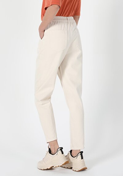 Image de Pantalon Ecru Straight Leg En Baggy Fit Femme