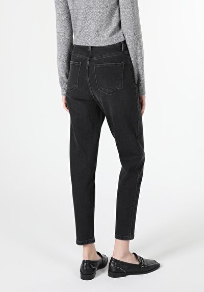 Image de 896 Maria Pantalon Denim Tapered Leg En Mom Fit Femme