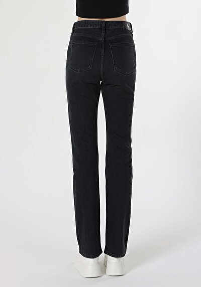 Image de 792 Mila Pantalon Noir Slim Straight Leg En Regular Fit Femme