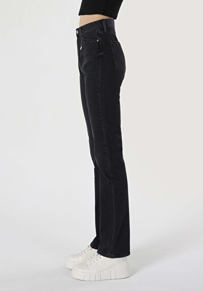Image de 792 Mila Pantalon Noir Slim Straight Leg En Regular Fit Femme