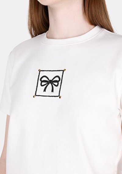 Image de T-shirt À Manches Courtes Blanc Regular Fit Brodé Femme