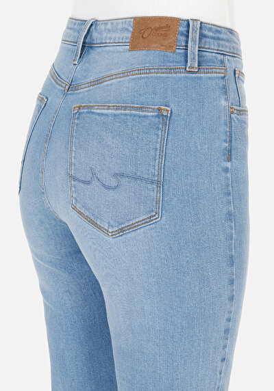Afficher les détails de 791 Monica Pantalon Denim Bootcut Medium Rise En Jean Regular Fit Femme