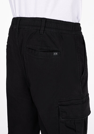 Afficher les détails de Pantalon Noir Düz Paça Medium Rise En Gabardine Regular Fit Homme