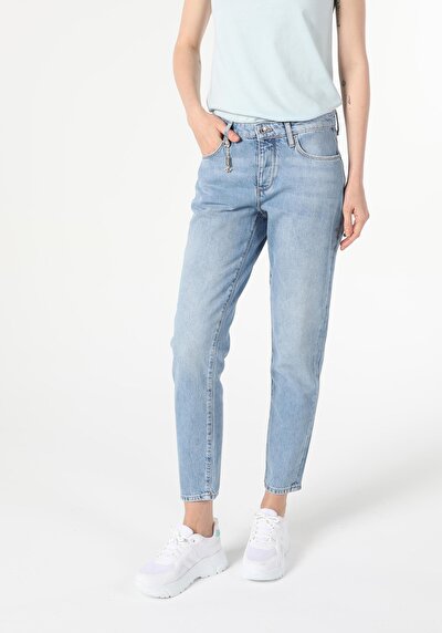 Afficher les détails de 892 Alina Pantalon Denim Tapered Leg  En  Slim Boyfriend Fit Femme