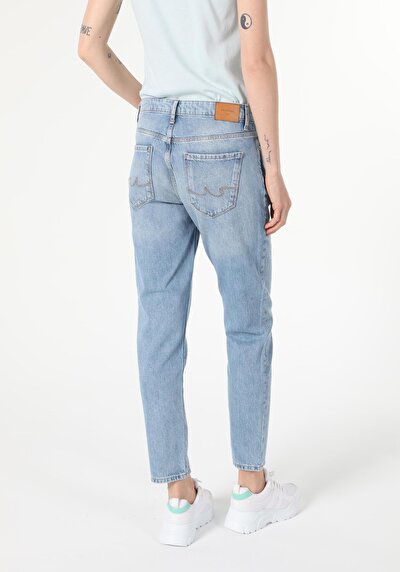 Afficher les détails de 892 Alina Pantalon Denim Tapered Leg  En  Slim Boyfriend Fit Femme