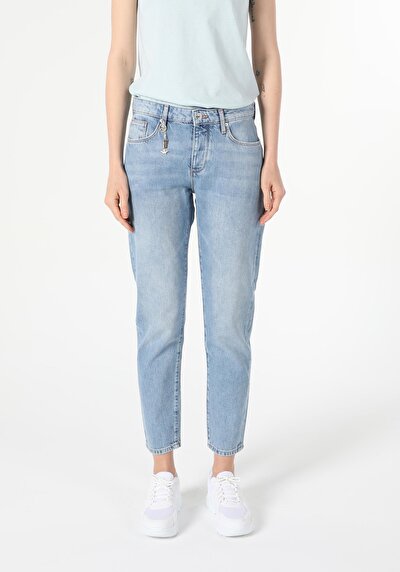 Afficher les détails de 892 Alina Pantalon Denim Tapered Leg  En  Slim Boyfriend Fit Femme