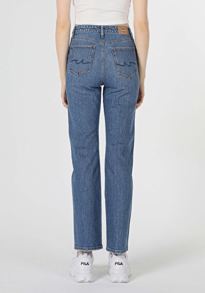 Image de 792 Mila Pantalon Denim Straight Leg En Regular Fit Femme