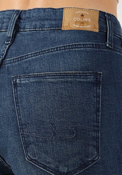 Afficher les détails de 792 Mila Pantalon Denim Slim Straight Leg  En  Regular Fit Femme