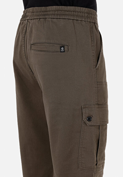 Afficher les détails de Pantalon Vert Lastikli Medium Rise En Gabardine Slim Fit Homme