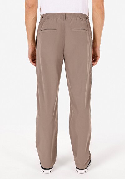 Afficher les détails de Pantalon Beige Straight Leg Medium Rise En Sergé Regular Fit Homme