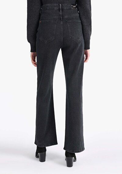 Image de 900 Laris Pantalon Noir En Regular Fit Femme