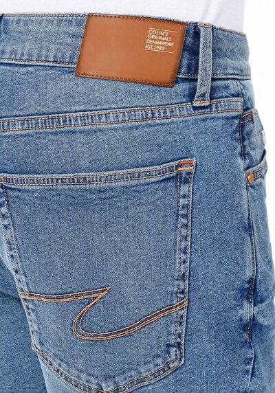Afficher les détails de Short Denim Straight Fit Homme