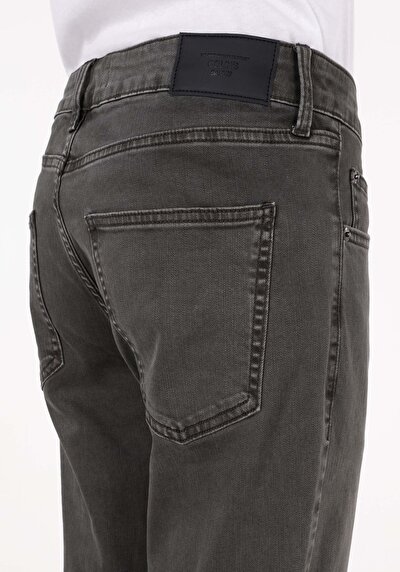 Afficher les détails de Pantalon Vert Straight Leg Medium Rise En Sergé Straight Fit Homme