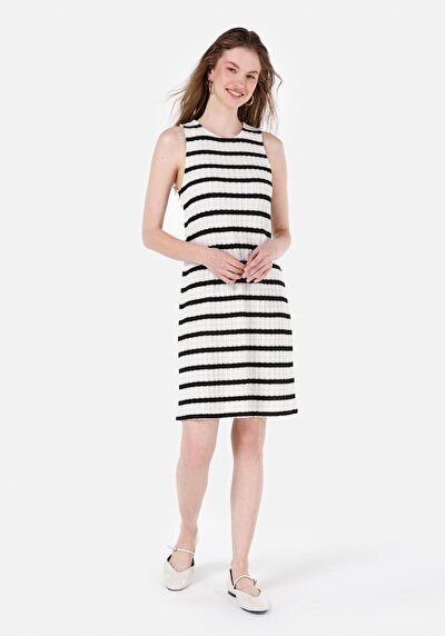 Image de Robe Noir Regular Fit Manches Courtes   Femme