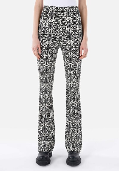 Afficher les détails de Pantalon De Survêtement Noir Slim Fit Femme