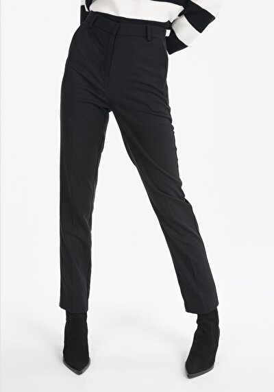 Image de Pantalon Noir Narrow Leg  En  Slim Fit Femme