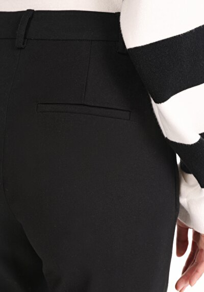 Image de Pantalon Noir Narrow Leg  En  Slim Fit Femme